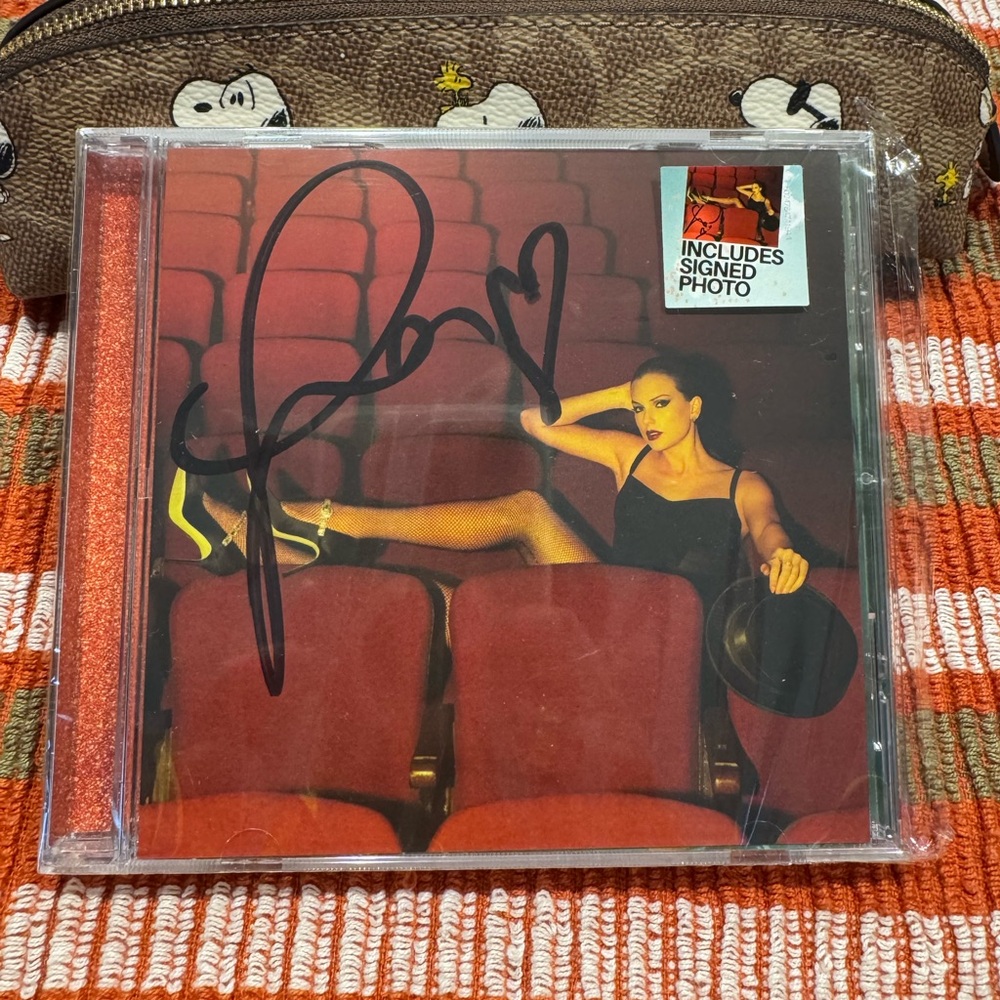 Taylor Swift The Life of a Showgirl CD + Hand Signed Photo 4 - Picture 3 of 3